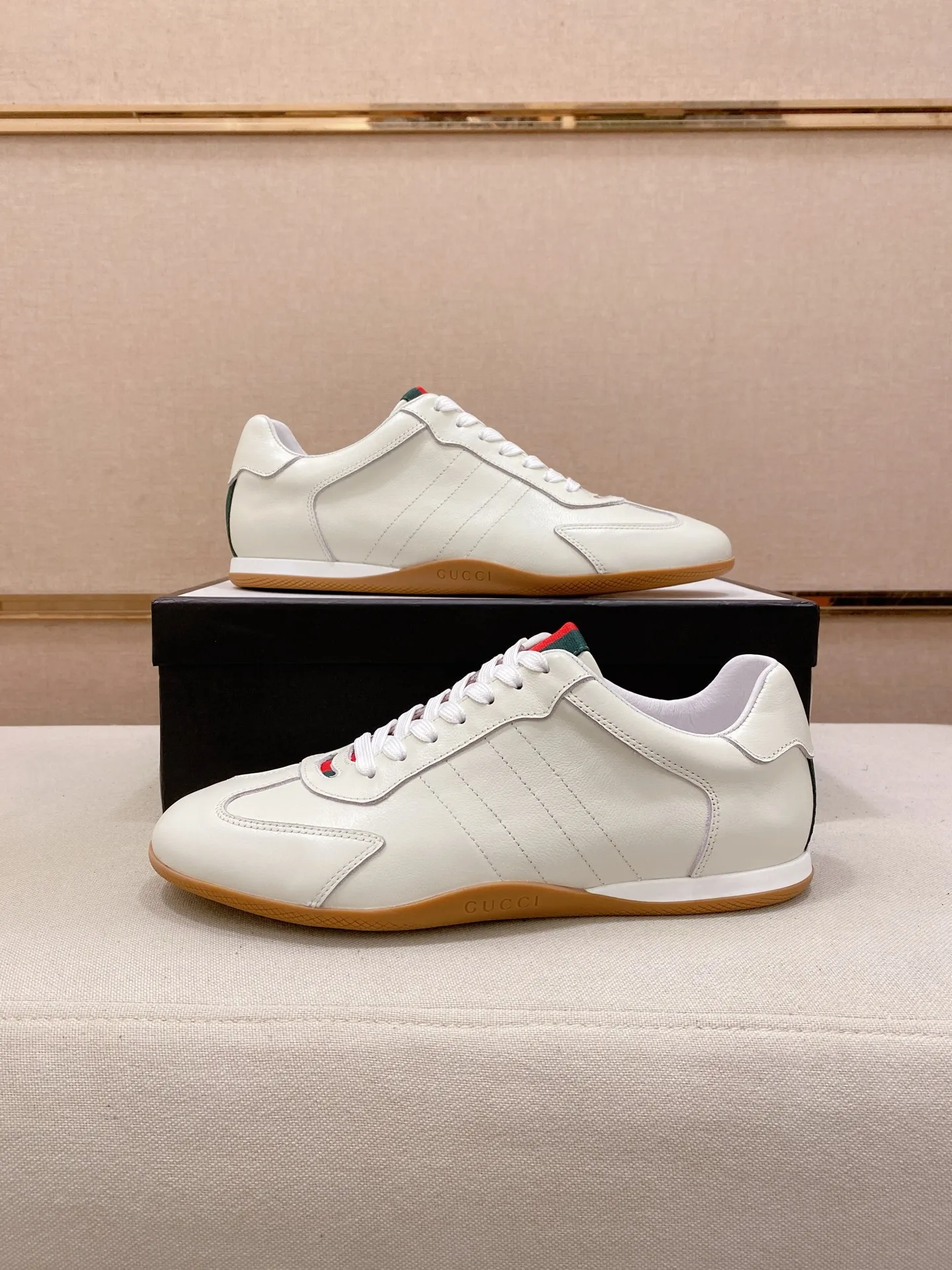Men's shoes 💰 462💰The new GUCCI (Gucci) counters are launched simultaneously. The new men's shoes, 😘fabrics are selected from imported cowhide, and the lining is sheepskin lining. 👍🏿 High-end ☄️ air-cushion molded anti-slip rubber outsole, exquisite lines, simple and elegant, comfortable and high-end for leisure travel. Code number: 38 to 44 (45 can be customized and cannot be returned or exchanged)